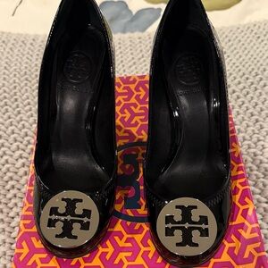 Tory Burch Black Patent Leather Heels with Logo Accent